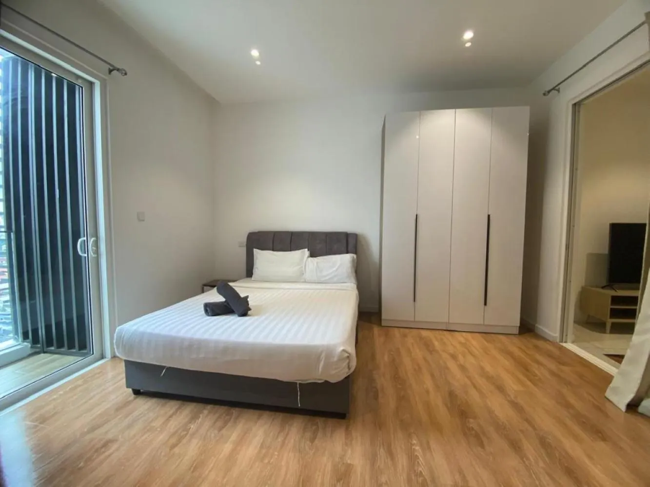 Apartment Quill Residence Cozy White